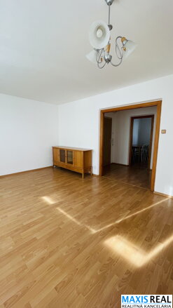 NA PREDAJ: Veľký 3 izbový byt typ „bauring“ s lodžiou a pivnicou na Prednádraží.