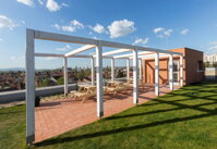NA PREDAJ: Jedinečný atypický 1 izbový byt v nízkoenergetickej novostavbe “Zelené átrium” so spoločnou zelenou strechou s terasou s posedením.
