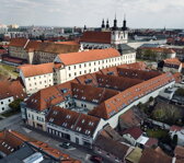 NA PREDAJ: Skvelá investičná  príležitosť ! Bývajte  priamo v centre mesta, alebo  rýchlo  prenajmite zahraničnej klientele! 