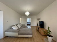 NA PREDAJ: Veľký 3-izbový byt s výmerou 70m2 a s presklenou lodžiou v tichej časti mesta Trnava