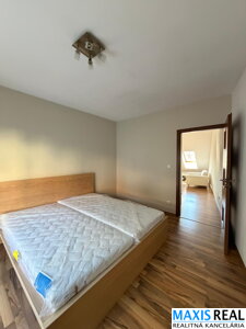 NA PRENÁJOM: Veľký 2 izbový byt so šatníkom a  s balkónom a parkovacím miestom v podzemnej garáži priamo v centre mesta