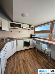 NA PRENÁJOM:  Veľký, kompletne zariadený a klimatizovaný 2 izbový byt so šatníkom, balkónom a parkovacím miestom priamo v centre mesta