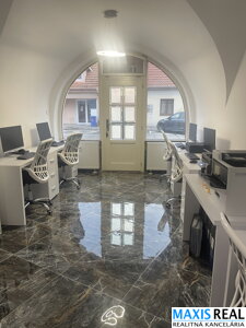 NA PRENÁJOM : Nový obchodný priestor na prenájom v centre mesta 
