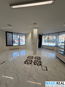 NA PRENÁJOM :  Reprezentatívny obchodný priestor v centre Smoleníc.