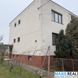 NA PREDAJ: Dvojpodlažný rodinný dom so suterénom a veľkou záhradou.