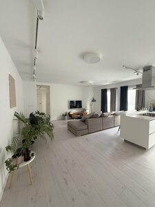TOP NA PRENÁJOM: Moderný a kompletne zariadený 3-izbový byt s parkovaním priamo v historickom centre Trnavy