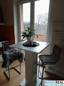 NA PRENÁJOM: Klimatizovaný, kompletne zariadený 2 izbový byt s balkónom na Hospodárskej ulici s výbornou polohou.