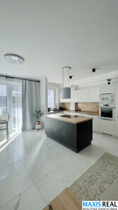 NA PRENÁJOM: Klimatizovaný  2 izbový byt s lódžiou a s parkovacím státím na Žarnovej ulici. 