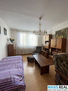 NA PREDAJ: 2 izbový byt vo výbornej lokalite na ulici A. Kubínu.