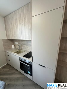 NA PRENÁJOM: 1-izbový byt s balkónom vo vyhľadávanej lokalite v peknom prostredí na Hospodárskej ulici. 