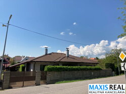 NA PREDAJ: 12 ročný bungalov s krbom a krásnou záhradou len 10 km od Trnavy.