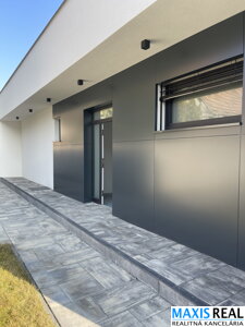 NA PREDAJ: Práve dokončená 4 izbová novostavba - rod. dom s modernou architektúrou v blízkosti centra.