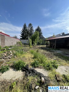 NA PREDAj: Rožný pozemok so starým domom v dobrej lokalite pri centre mesta.   