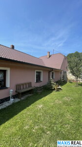 TOP NA PREDAJ: Rodinný dom v obci Dobrá Voda so zastrešeným sedením a veľkou garážou 