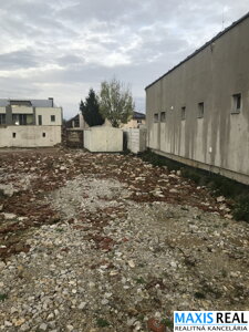NA PREDAJ: Investičný pozemok určený územným plánom pre rodinný dom s bytovými jednotkami v obci Šelpice