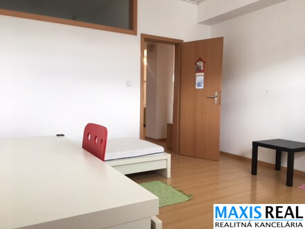 NA PRENÁJOM: Zariadený klimatizovaný 3 izbový byt  v centre mesta u CITY ARENY 