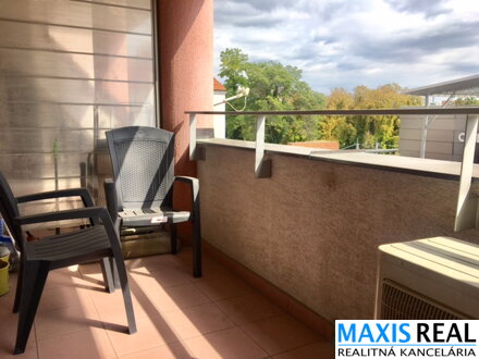 NA PRENÁJOM: Zariadený klimatizovaný 3 izbový byt  v centre mesta u CITY ARENY 