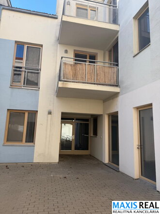 NA PRENÁJOM: Veľký 2 izbový byt so šatníkom a  s balkónom a parkovacím miestom v podzemnej garáži priamo v centre mesta