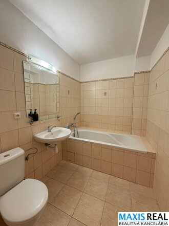 NA PRENÁJOM: Veľký 2 izbový byt so šatníkom a  s balkónom a parkovacím miestom v podzemnej garáži priamo v centre mesta