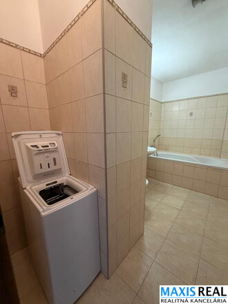 NA PRENÁJOM: Veľký 2 izbový byt so šatníkom a  s balkónom a parkovacím miestom v podzemnej garáži priamo v centre mesta