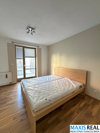 NA PRENÁJOM: Veľký 2 izbový byt so šatníkom a  s balkónom a parkovacím miestom v podzemnej garáži priamo v centre mesta