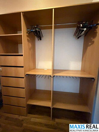 NA PRENÁJOM: Veľký 2 izbový byt so šatníkom a  s balkónom a parkovacím miestom v podzemnej garáži priamo v centre mesta