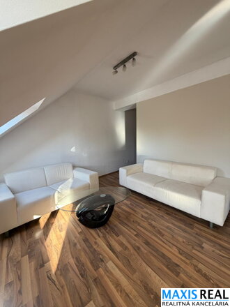 NA PRENÁJOM: Veľký 2 izbový byt so šatníkom a  s balkónom a parkovacím miestom v podzemnej garáži priamo v centre mesta