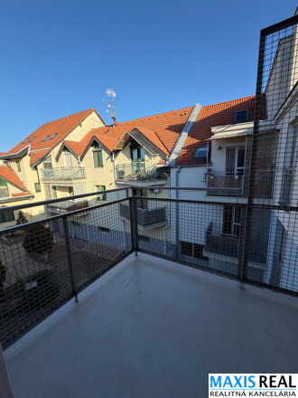 NA PRENÁJOM: Veľký 2 izbový byt so šatníkom a  s balkónom a parkovacím miestom v podzemnej garáži priamo v centre mesta