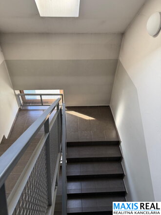 NA PRENÁJOM: Veľký 2 izbový byt so šatníkom a  s balkónom a parkovacím miestom v podzemnej garáži priamo v centre mesta