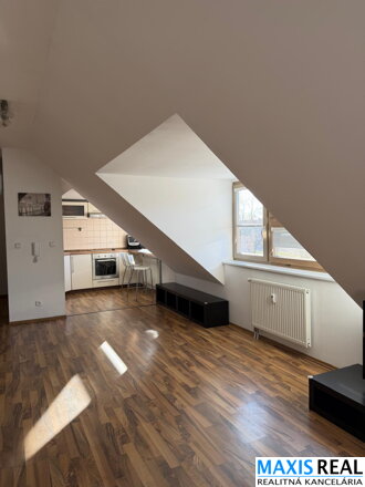 NA PRENÁJOM: Veľký 2 izbový byt so šatníkom a  s balkónom a parkovacím miestom v podzemnej garáži priamo v centre mesta