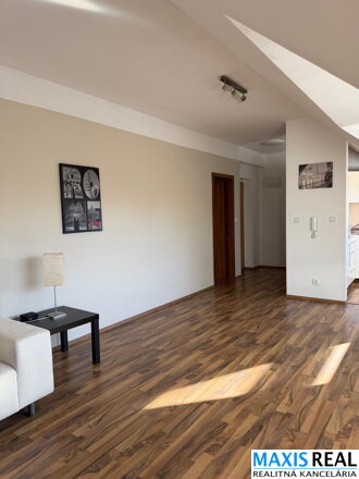 NA PRENÁJOM: Veľký 2 izbový byt so šatníkom a  s balkónom a parkovacím miestom v podzemnej garáži priamo v centre mesta