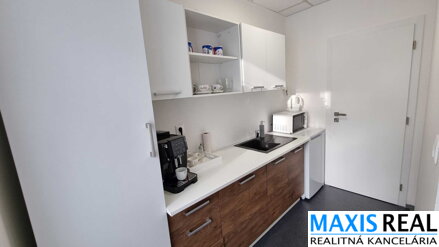 NA PRENÁJOM: Obchodný priestor priamo na Kollárovej ulici na frekventovanom mieste pri stanici. 