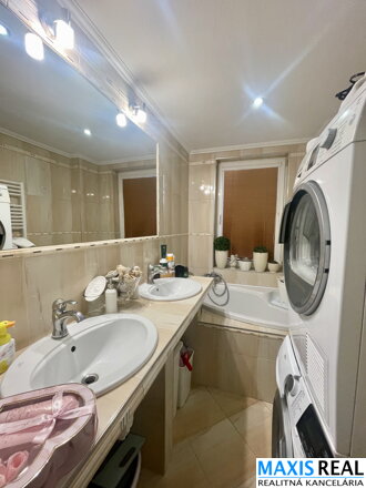 NA PREDAJ : Veľký rodinný dom s 2 bytovými jednotkami a možnosťou dokončiť 3 b.j.