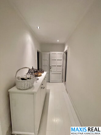 NA PREDAJ : Veľký rodinný dom s 2 bytovými jednotkami a možnosťou dokončiť 3 b.j.