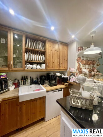 NA PREDAJ : Veľký rodinný dom s 2 bytovými jednotkami a možnosťou dokončiť 3 b.j.