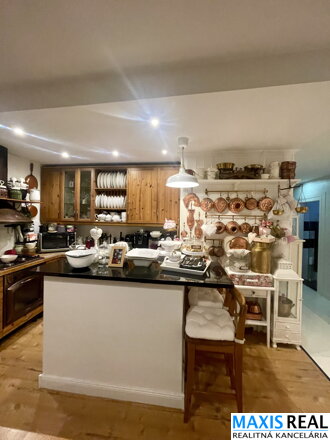 NA PREDAJ : Veľký rodinný dom s 2 bytovými jednotkami a možnosťou dokončiť 3 b.j.