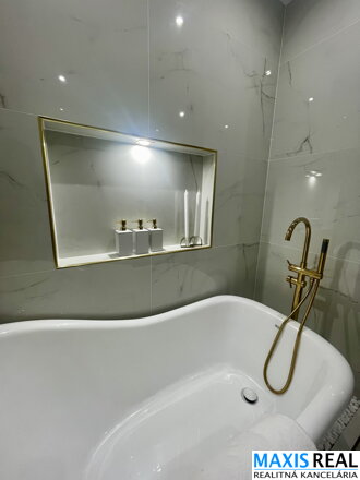 NA PREDAJ : Veľký rodinný dom s 2 bytovými jednotkami a možnosťou dokončiť 3 b.j.