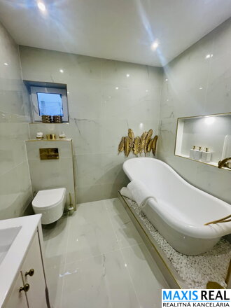 NA PREDAJ : Veľký rodinný dom s 2 bytovými jednotkami a možnosťou dokončiť 3 b.j.