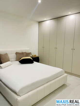 NA PREDAJ : Veľký rodinný dom s 2 bytovými jednotkami a možnosťou dokončiť 3 b.j.