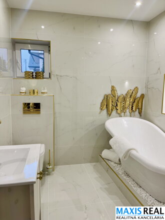 NA PREDAJ : Veľký rodinný dom s 2 bytovými jednotkami a možnosťou dokončiť 3 b.j.