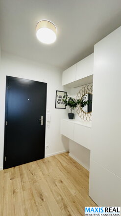 NA PRENÁJOM:  Pekne  zariadený, veľký 1 izbový byt s balkónom v 5 ročnej novostavbe ONE CENTRUM  pri železničnej stanici.