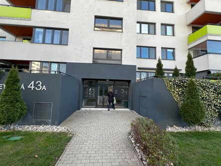 NA PRENÁJOM: Veľký, pekne zariadený 3 izbový byt s lodžiou v ARBORII na Veternej ul.