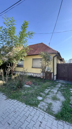 NA PREDAJ: 5 izbový rodinný dom s garážou a 8 ár. pozemkom v Smoleniciach.