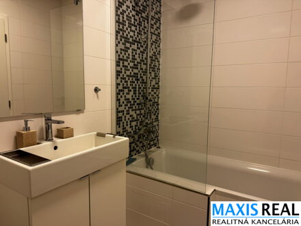 NA PRENÁJOM : Jedinečný, rozlohou veľký 2 izbový byt priamo v centre mesta v novostavbe Leonardo s parkovaním v garáži