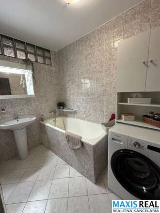 NA PRENÁJOM: Len pre študenta -Samostatná uzamykateľná izba  v 4 izbovom zdieľanom byte pri univerzite UCM len pre študentov.