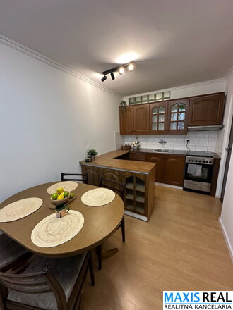 NA PRENÁJOM: Len pre študenta -Samostatná uzamykateľná izba  v 4 izbovom zdieľanom byte pri univerzite UCM len pre študentov.