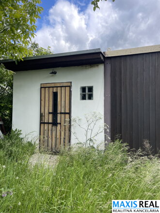 NA PREDAJ:  Pozemok s chatkou na brehu priehrady Buková