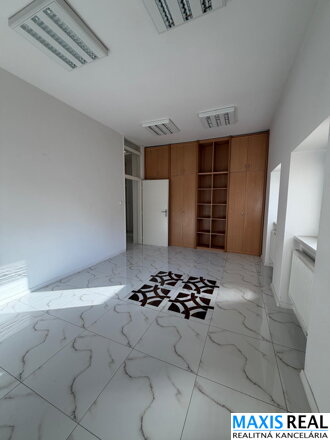 NA PRENÁJOM :  Reprezentatívny obchodný priestor v centre Smoleníc.