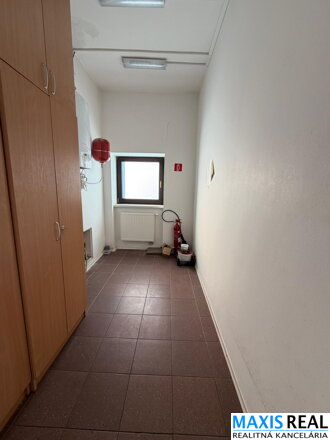 NA PRENÁJOM :  Reprezentatívny obchodný priestor v centre Smoleníc.