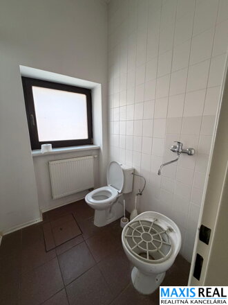 NA PRENÁJOM :  Reprezentatívny obchodný priestor v centre Smoleníc.